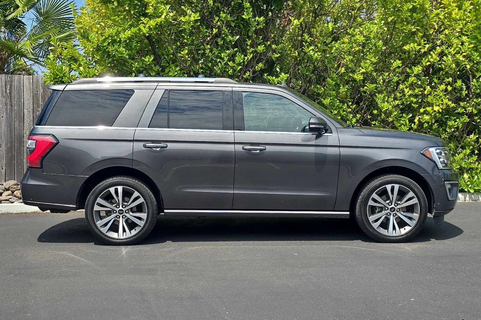 Used 2020 Ford Expedition Limited w/ Equipment Group 302A AWD/4WD image 3