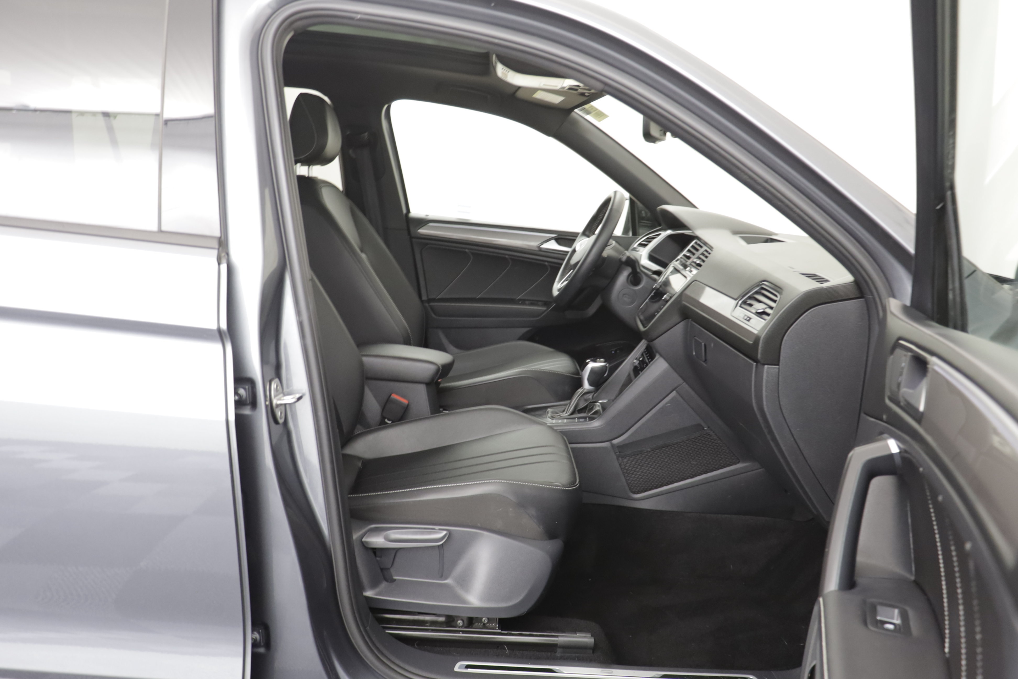 Certified 2023 Volkswagen Tiguan SE R-Line FWD image 18