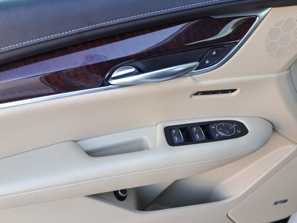 Used 2017 Cadillac XT5 Premium Luxury FWD image 32