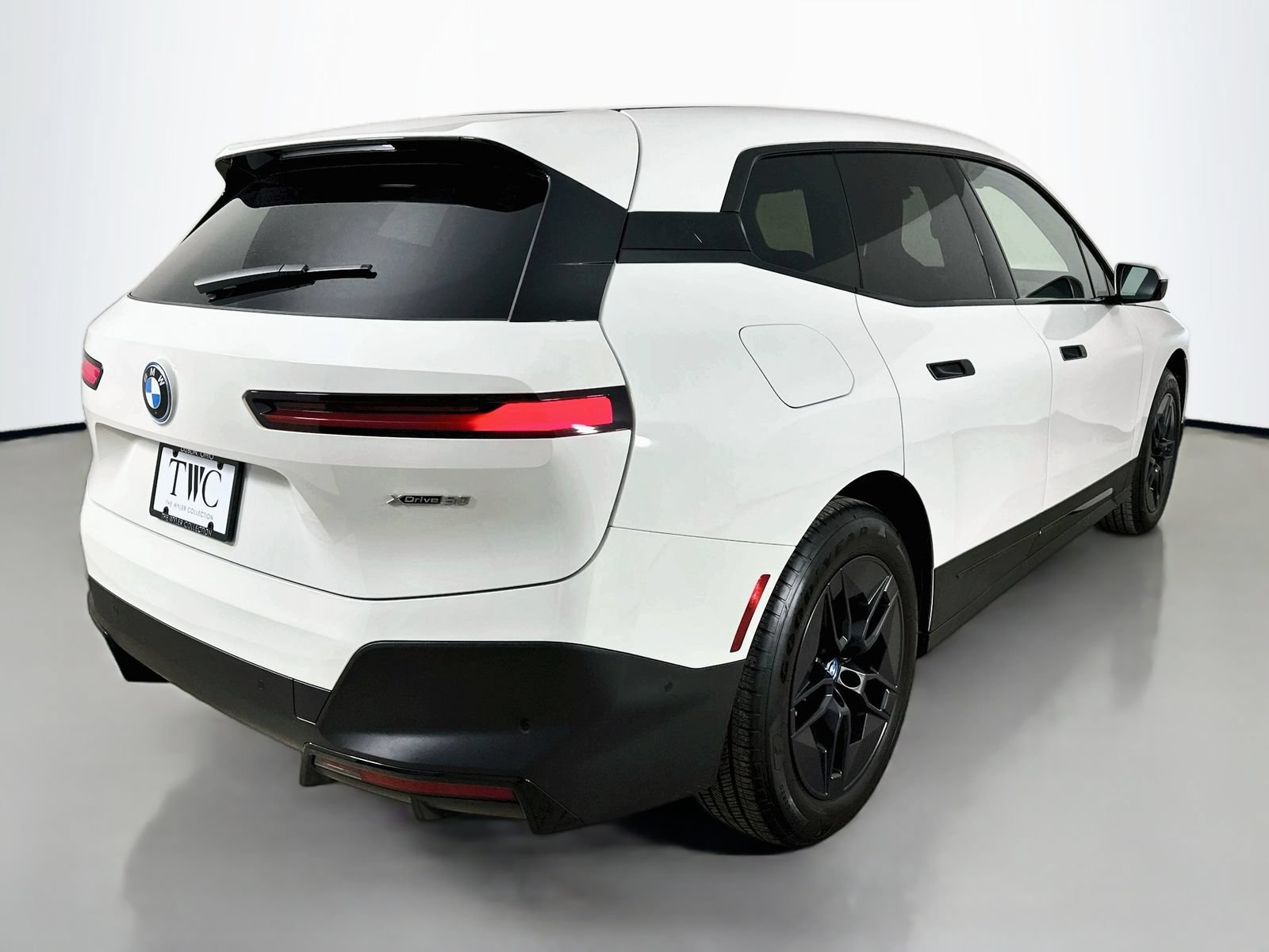 Used 2024 BMW iX xDrive50 w/ Convenience Package AWD/4WD image 5