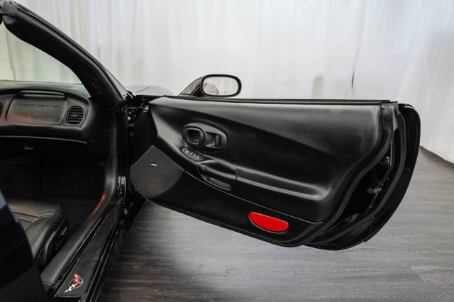 Used 2000 Chevrolet Corvette Convertible w/ Memory Pkg RWD image 17