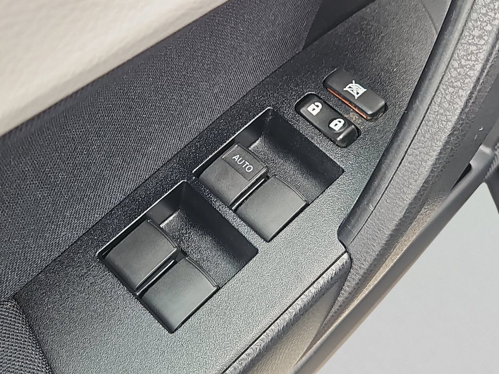 Used 2015 Toyota Corolla LE FWD image 13