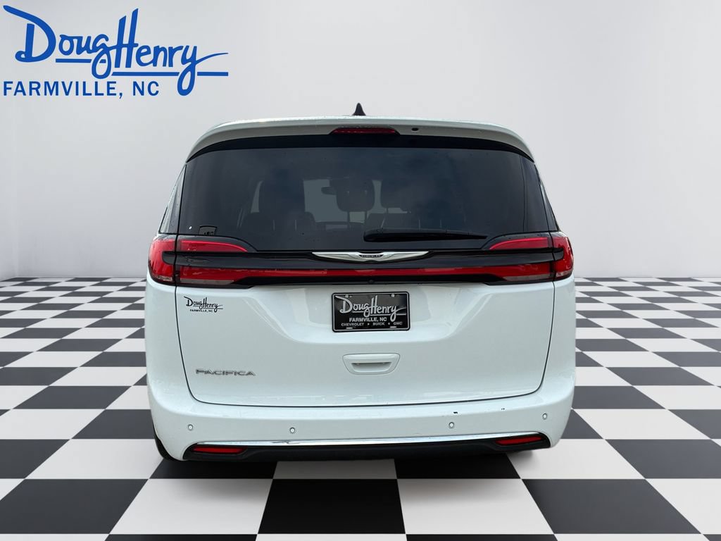 Used 2024 Chrysler Pacifica Touring-L FWD image 4