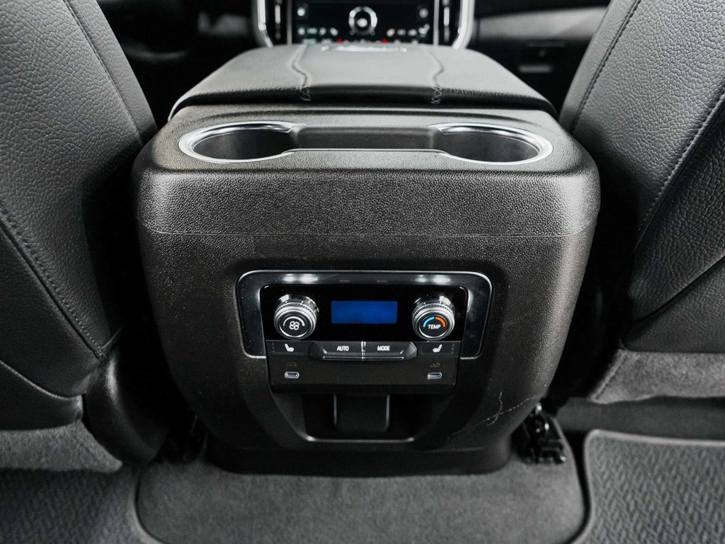 Used 2025 GMC Yukon XL Denali image 34