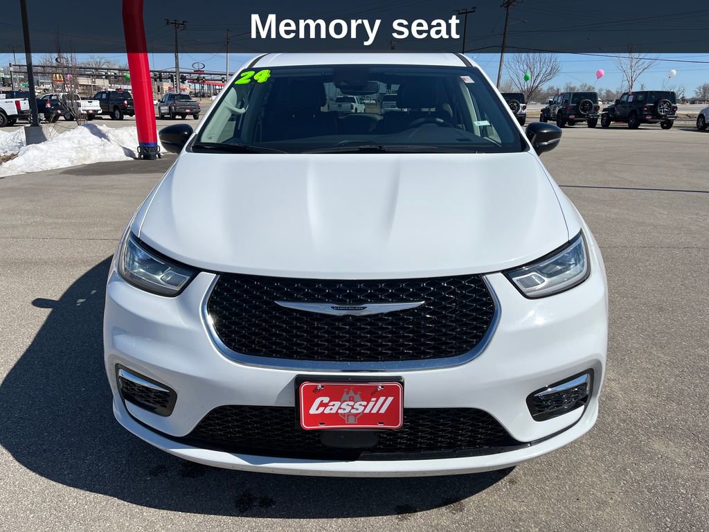 Used 2024 Chrysler Pacifica Select image 10