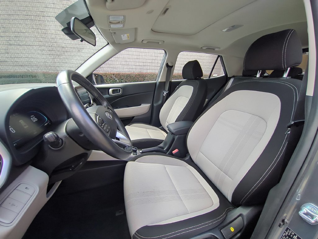 Used 2025 Hyundai Venue SEL FWD image 25