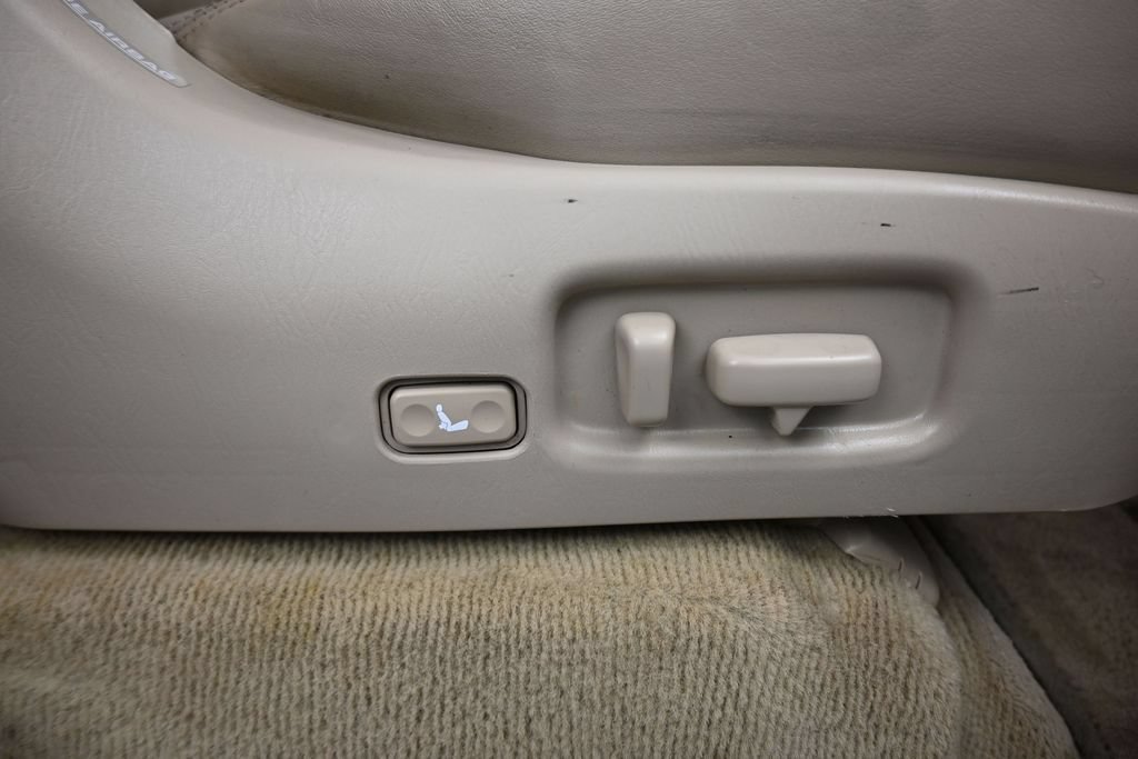 Used 2004 Toyota Land Cruiser AWD/4WD image 41