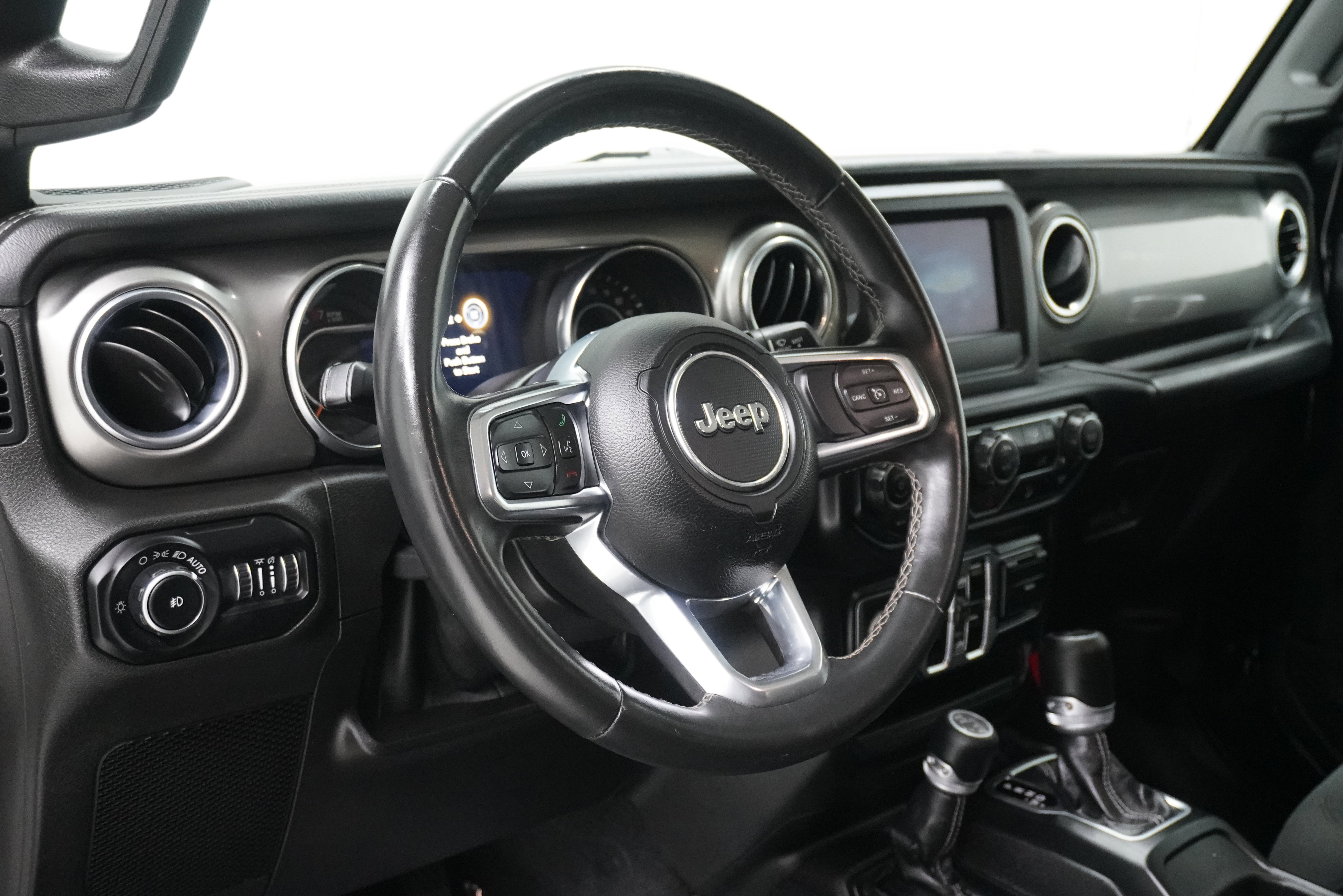 Used 2019 Jeep Wrangler Unlimited Sahara image 11