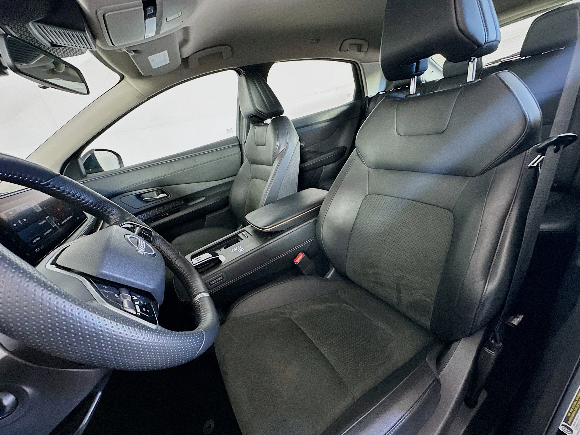 Used 2023 Nissan Ariya AWD image 13