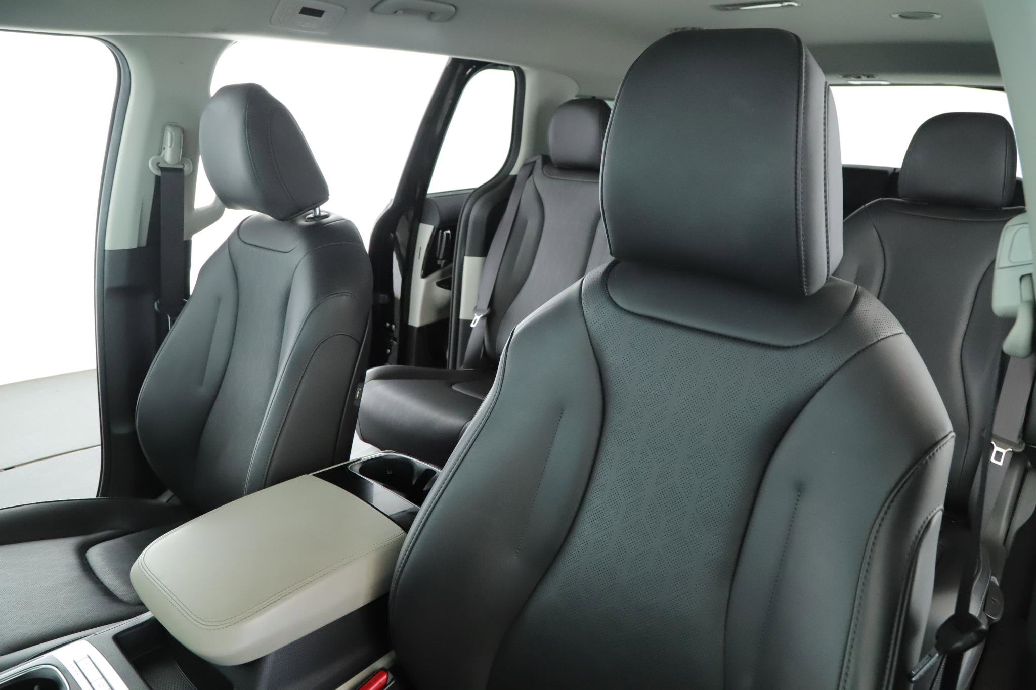 Used 2023 Kia Carnival EX FWD image 4