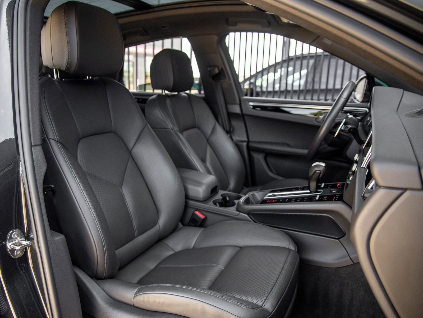 Certified 2022 Porsche Macan AWD/4WD image 46