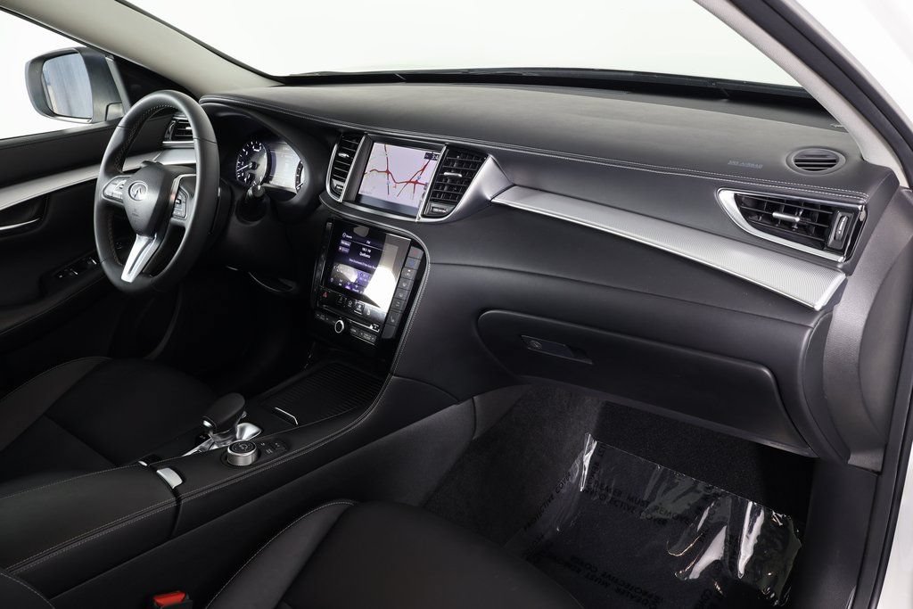 Used 2020 INFINITI QX50 Luxe w/ Navigation Package FWD image 9