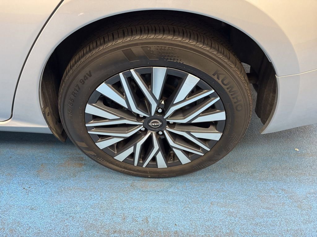Used 2024 Nissan Altima 2.5 SV FWD image 16
