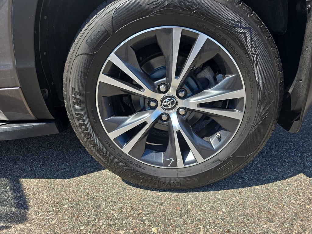 Used 2018 Toyota Highlander LE AWD/4WD image 33