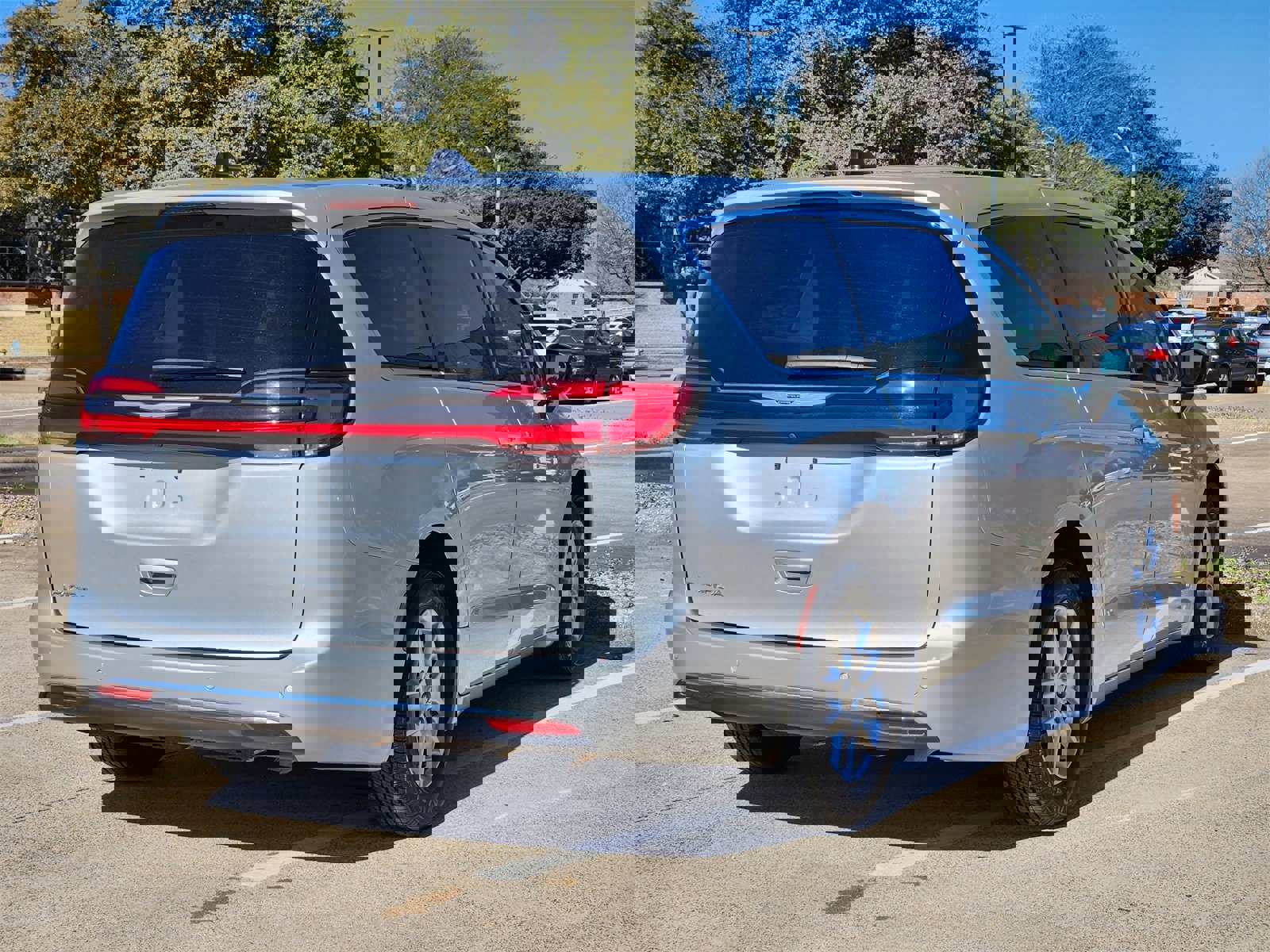 Used 2024 Chrysler Pacifica Touring-L image 6