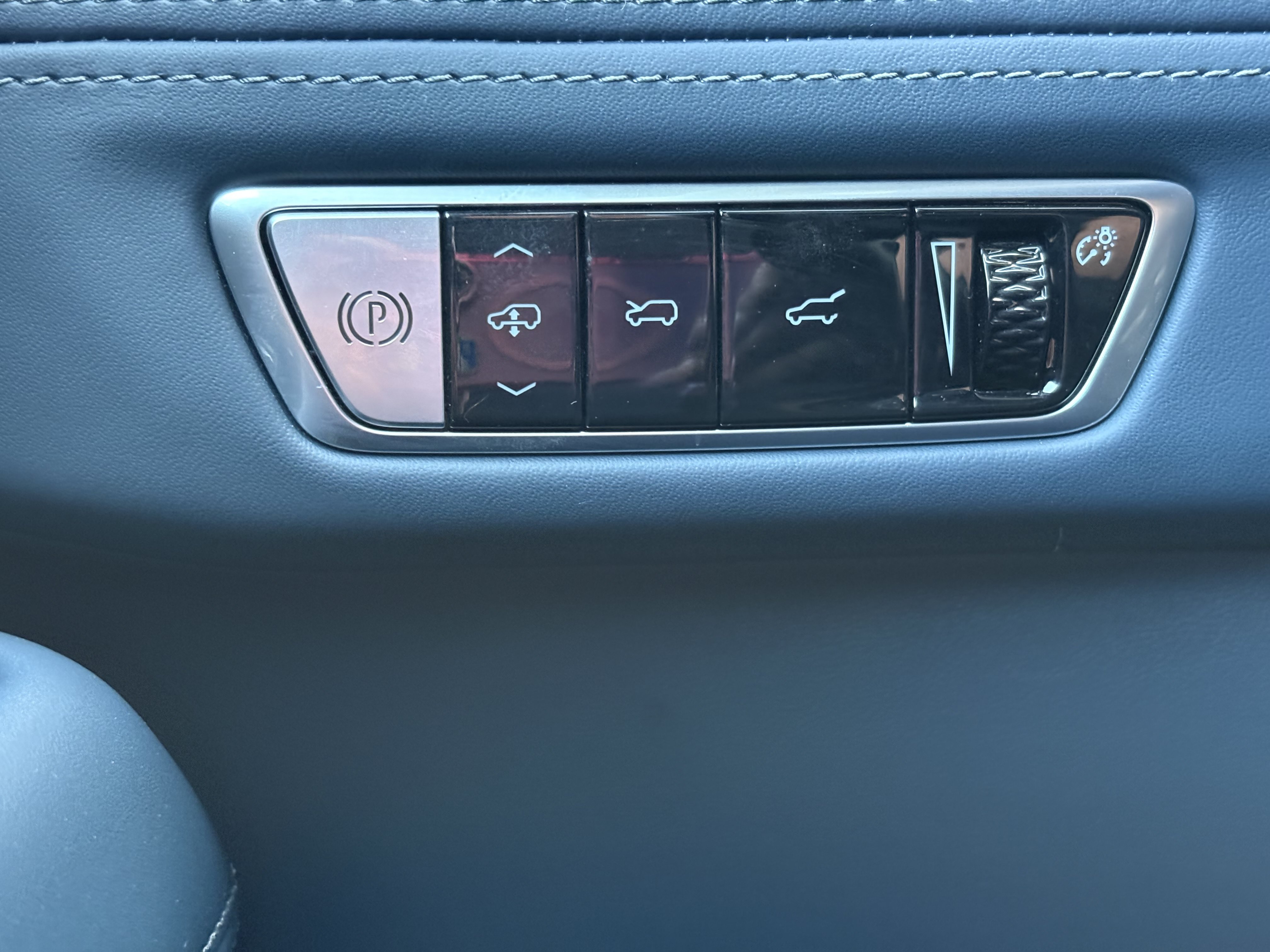 Certified 2025 Cadillac Escalade IQ Luxury 2 w/ LPO, Premium Carpet Package AWD/4WD image 33