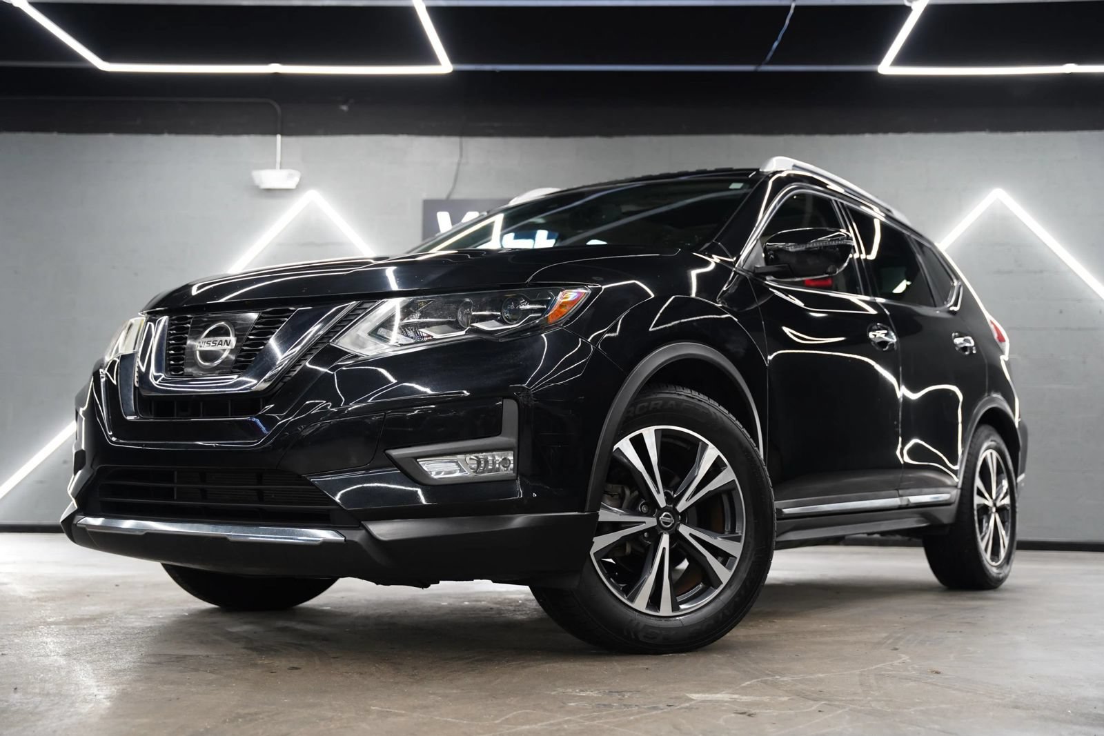 Used 2017 Nissan Rogue SL w/ SL Premium Package FWD image 2