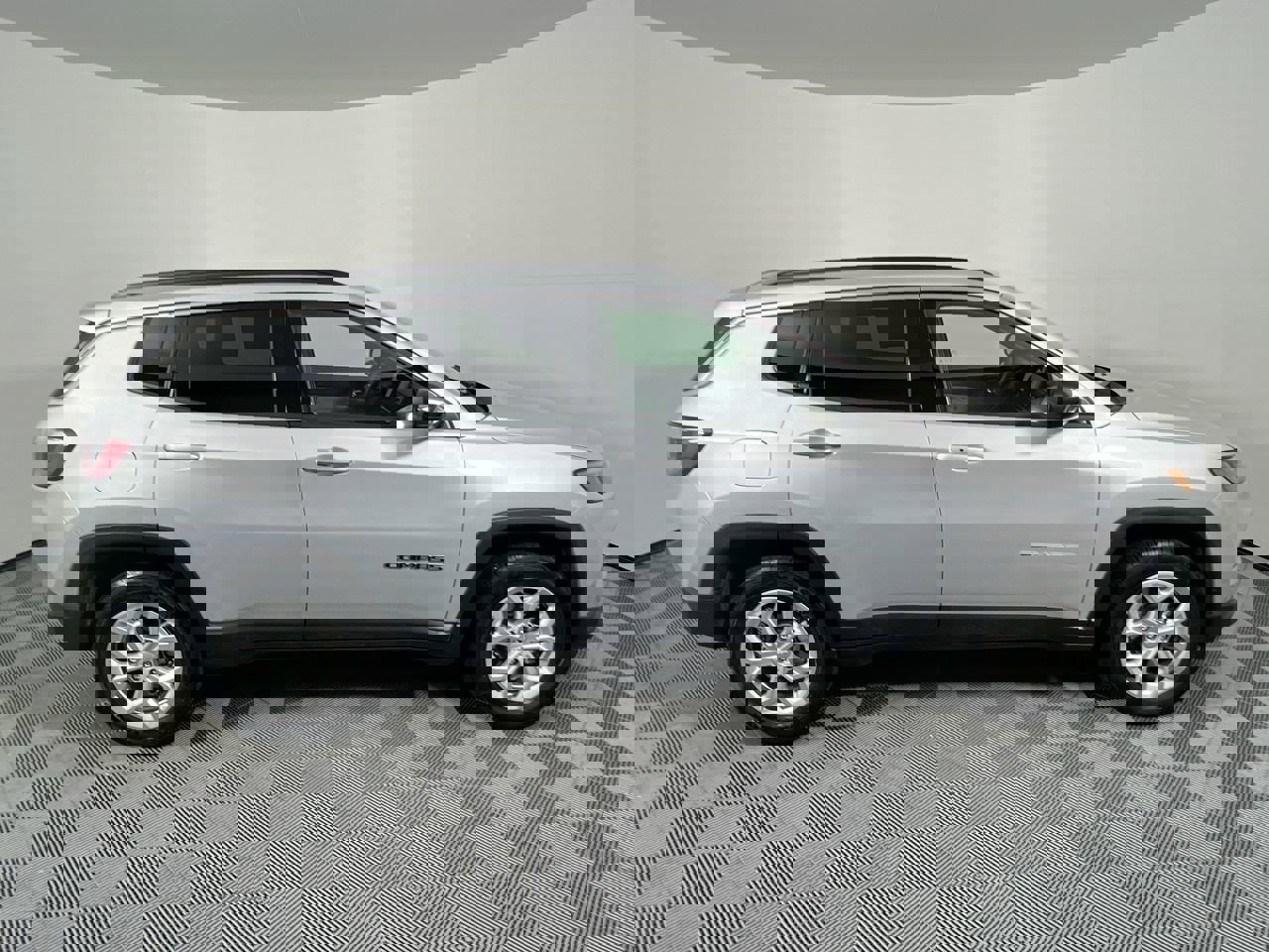 Used 2024 Jeep Compass Latitude image 2