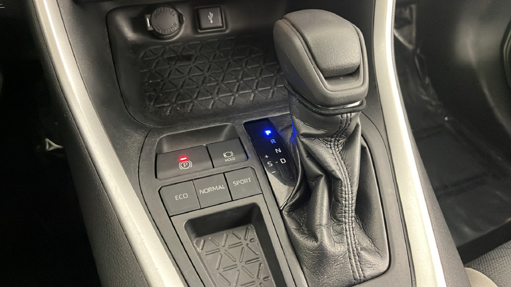 Used 2020 Toyota RAV4 XLE w/ Convenience Package FWD image 32
