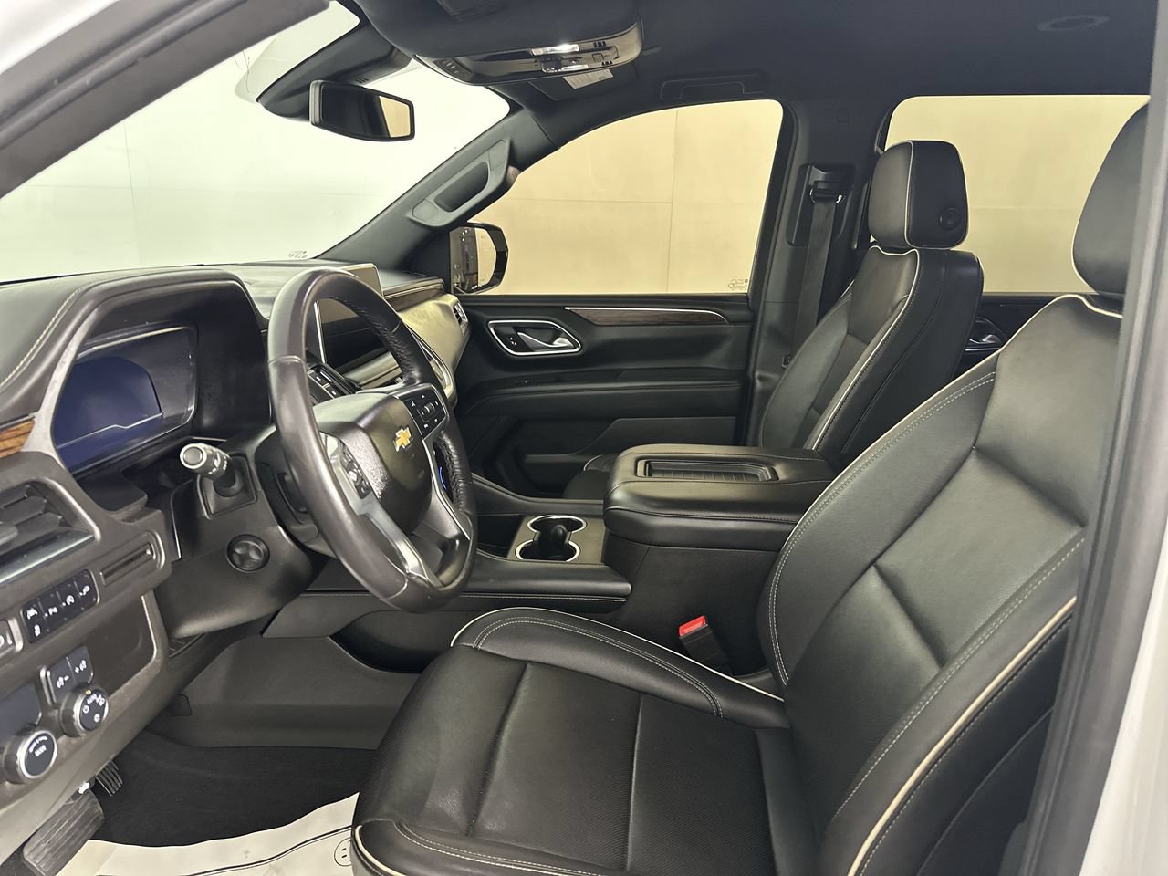 Used 2022 Chevrolet Suburban Premier RWD image 2