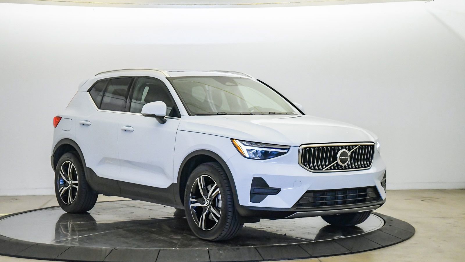 Certified 2025 Volvo XC40 B5 Core image 6