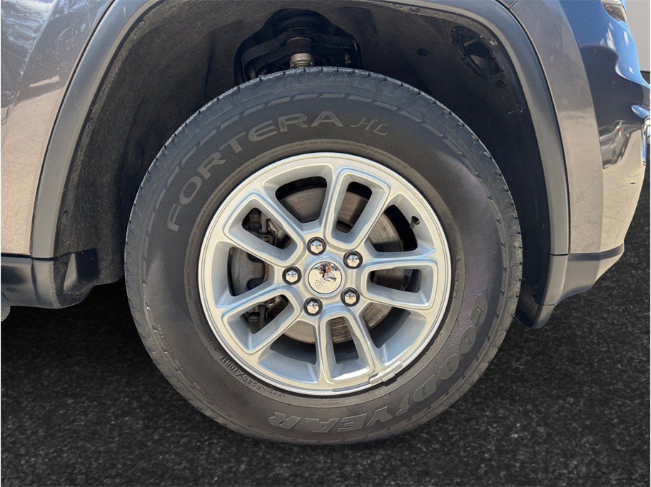 Used 2019 Jeep Grand Cherokee Laredo AWD/4WD image 12