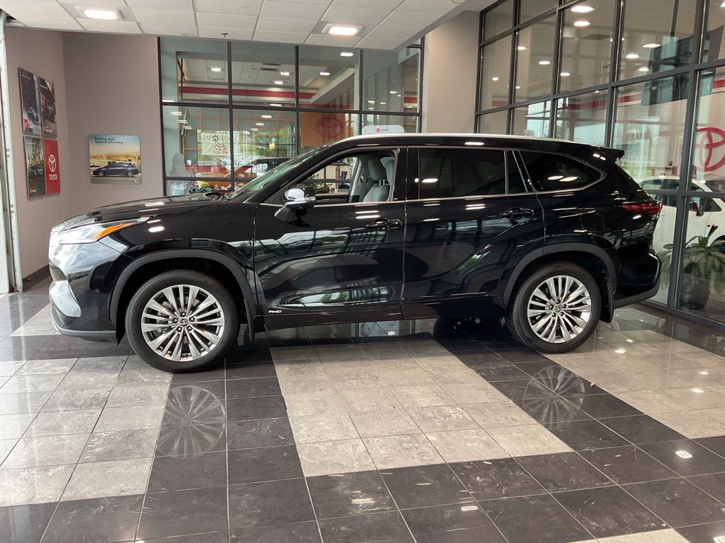 Used 2026 Toyota Highlander Platinum AWD/4WD image 3