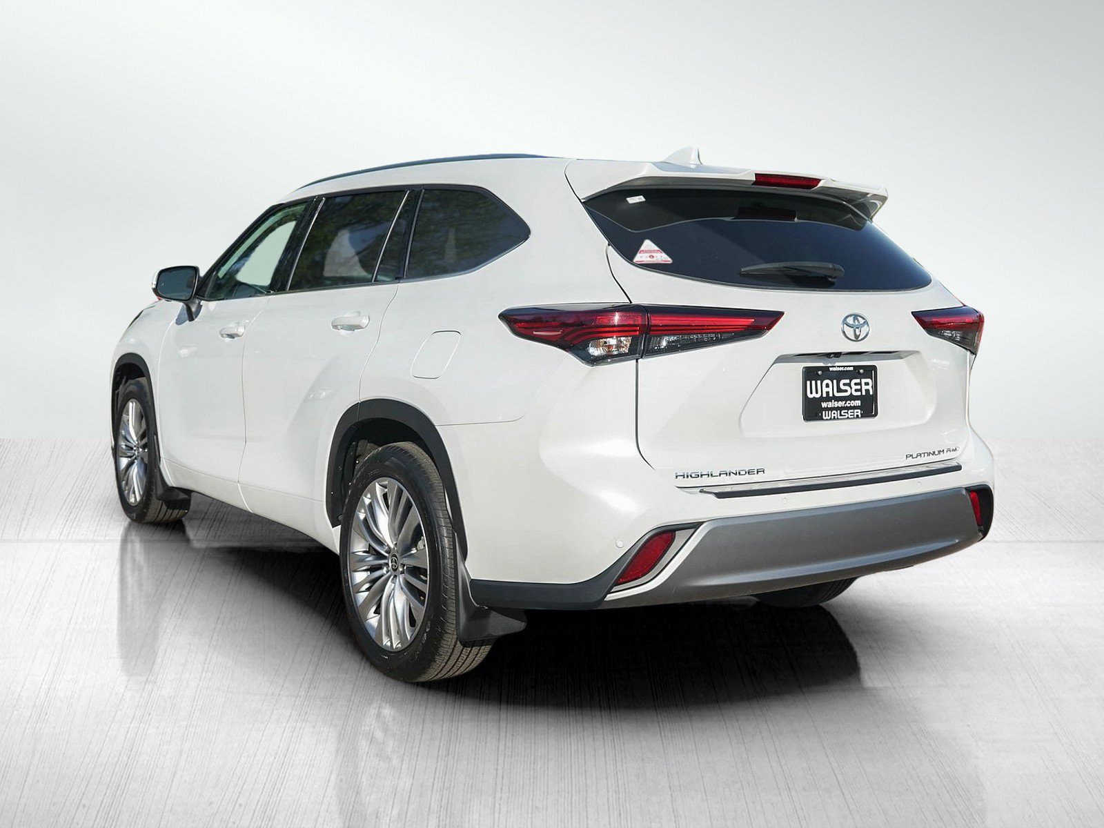 Used 2023 Toyota Highlander Platinum AWD/4WD image 3