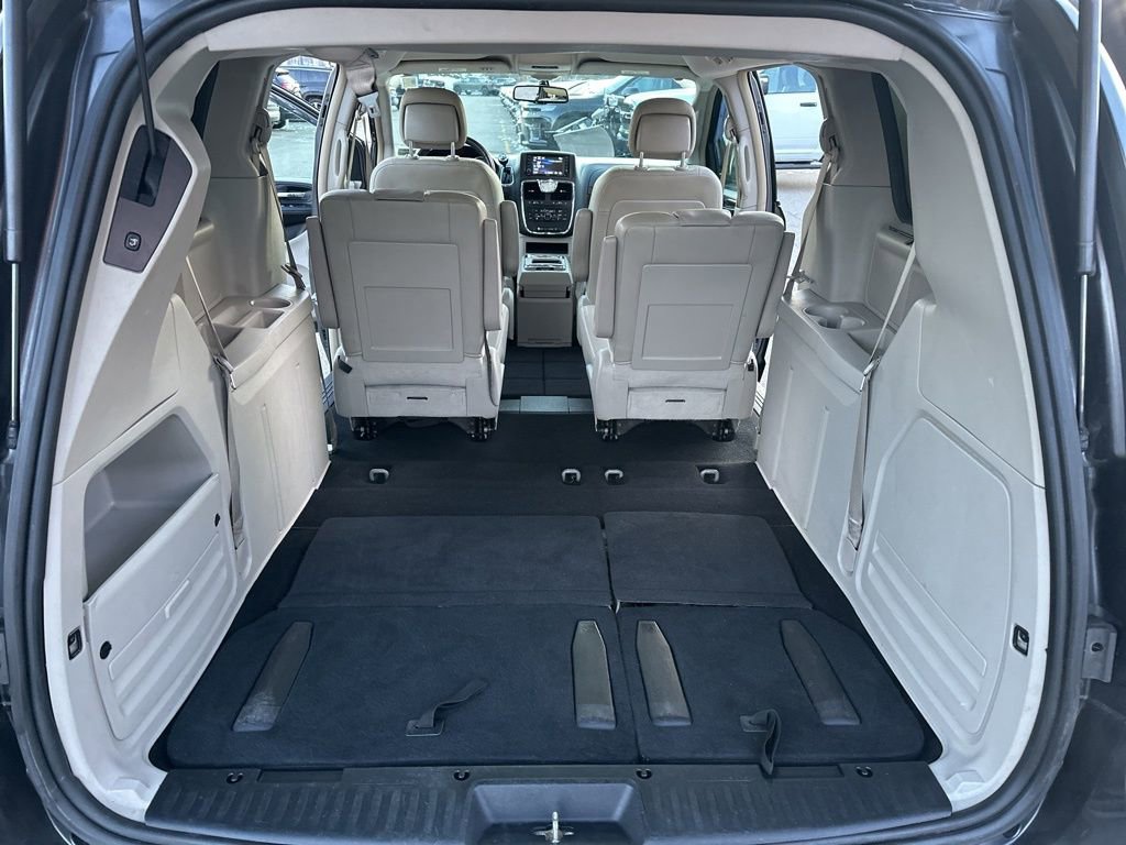 Used 2016 Chrysler Town & Country Touring w/ Driver Convenience Group image 26
