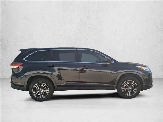 Used 2019 Toyota Highlander LE image 3