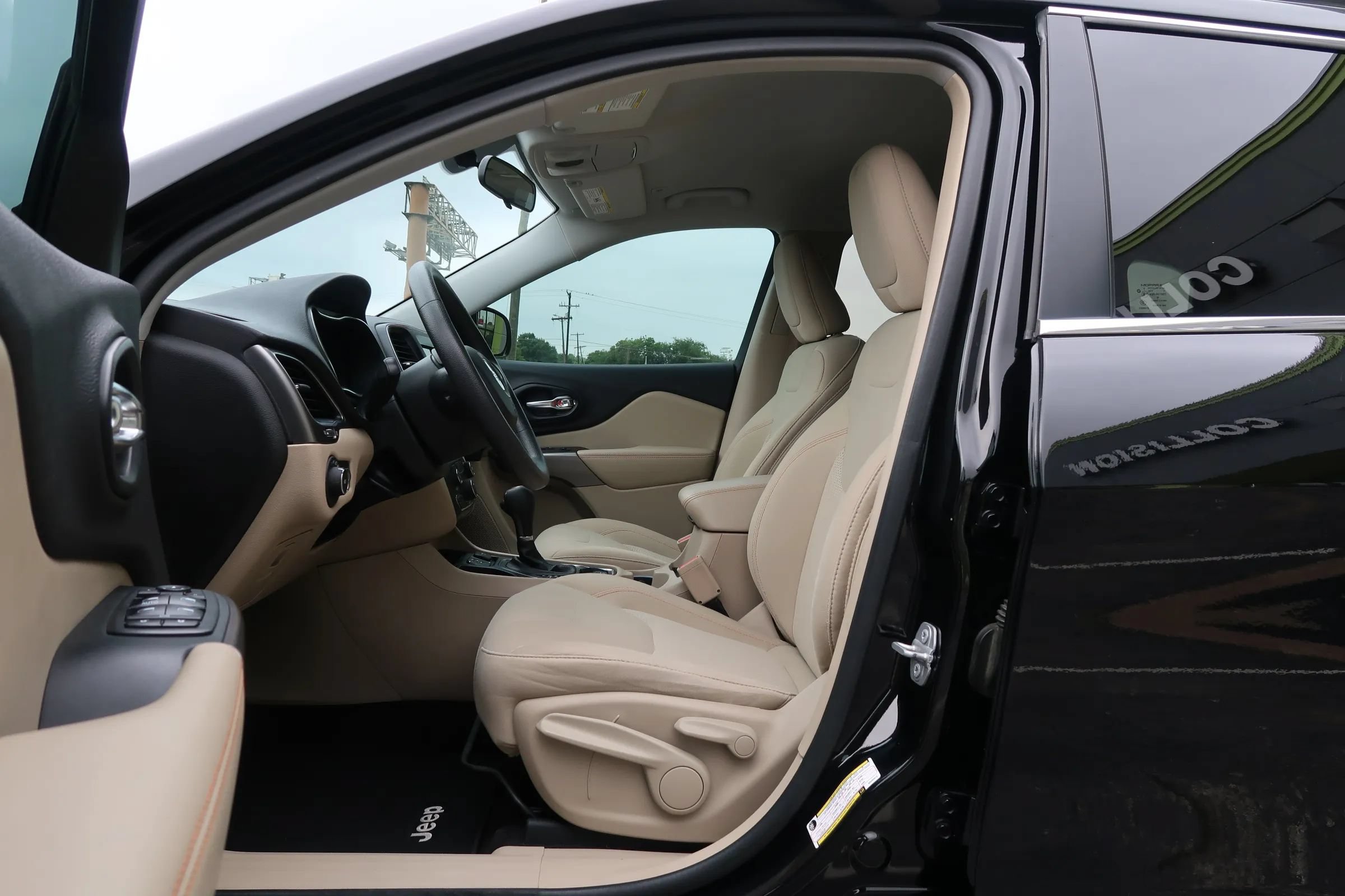 Used 2019 Jeep Cherokee Latitude w/ Popular Appearance Group FWD image 14