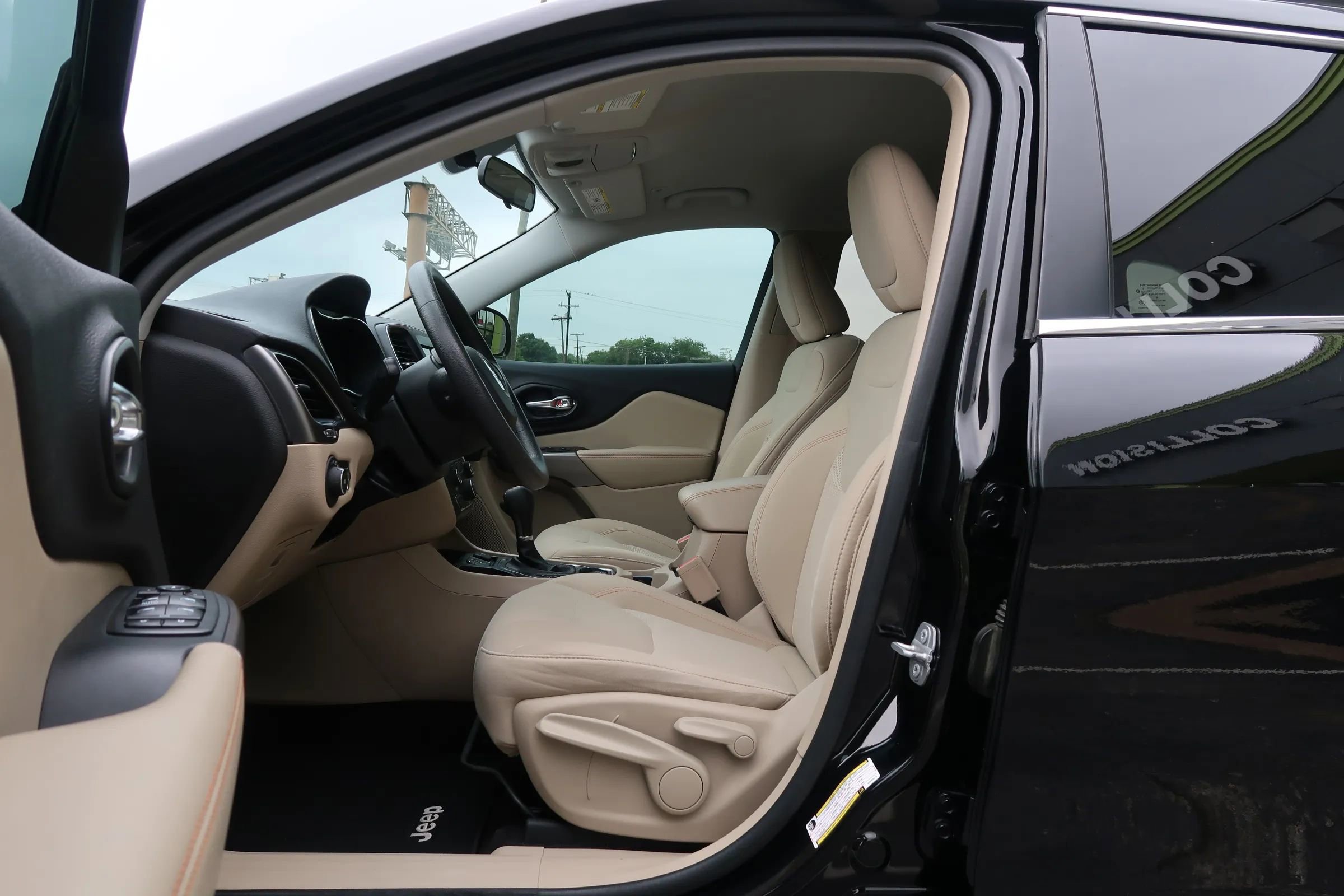 Used 2019 Jeep Cherokee Latitude w/ Popular Appearance Group FWD image 14