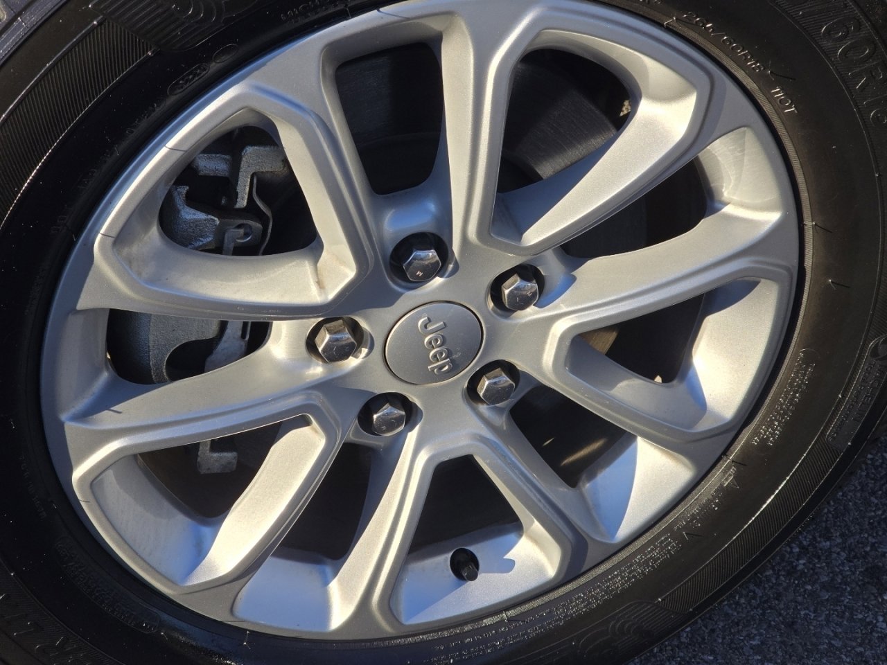 Used 2021 Jeep Grand Cherokee Laredo image 9