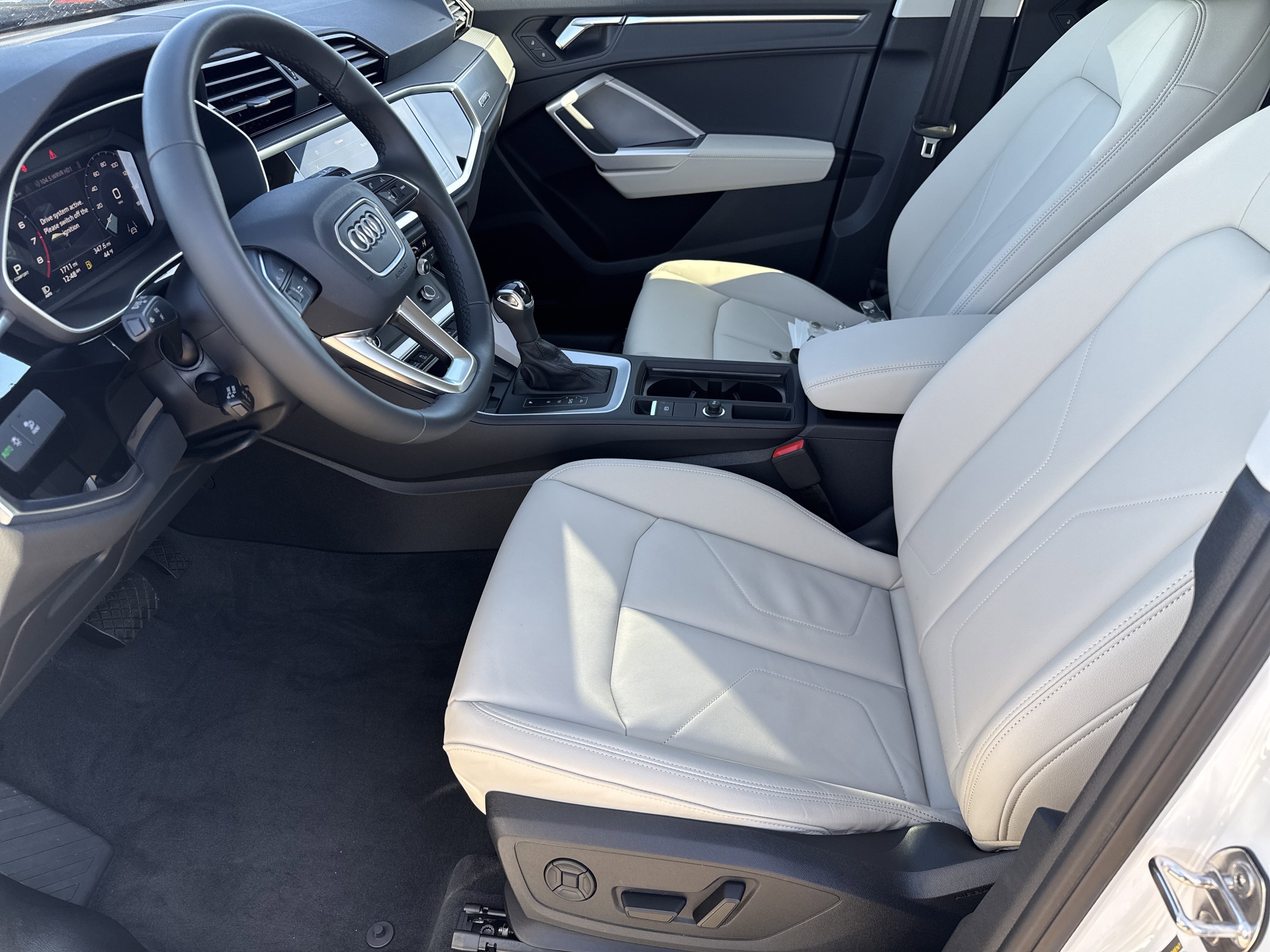 Used 2025 Audi Q3 2.0T Premium w/ Convenience Package image 5