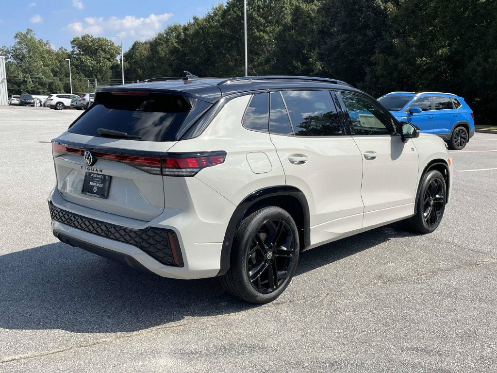 New 2026 Volkswagen Tiguan SE R-Line FWD image 7