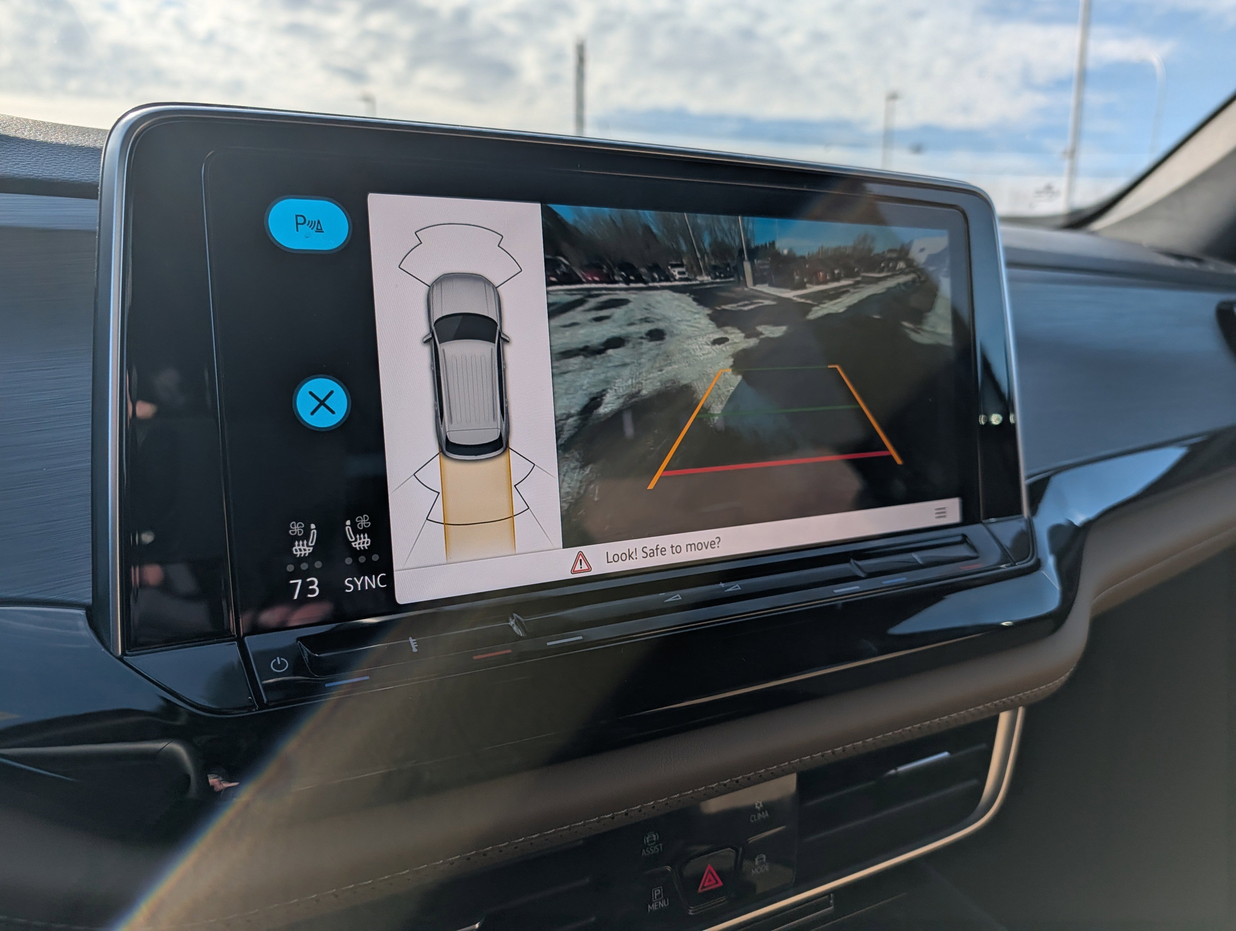 Certified 2025 Volkswagen Atlas Cross Sport SE image 32