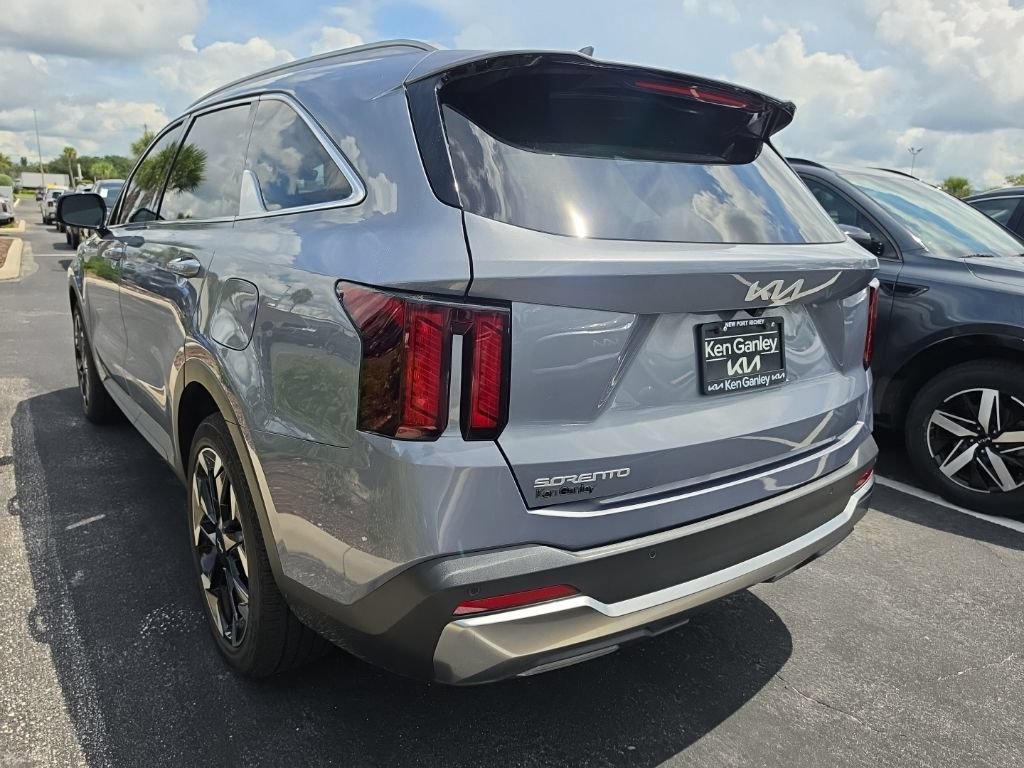 Certified 2025 Kia Sorento EX w/ Panoramic Sunroof Package FWD image 13