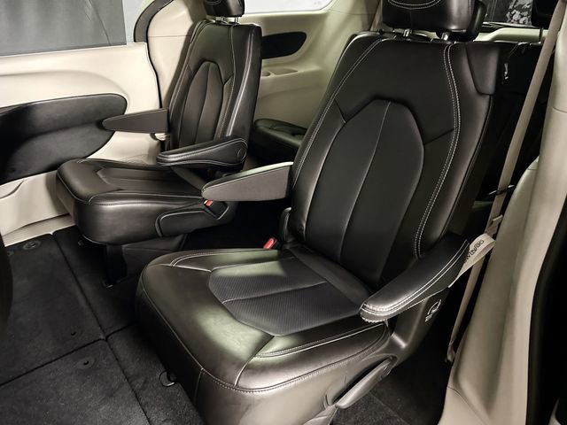 Used 2023 Chrysler Pacifica Touring-L image 43