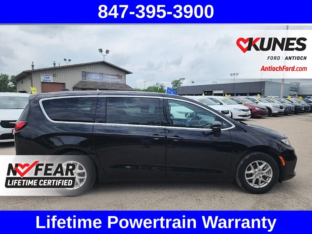 Used 2025 Chrysler Pacifica Select FWD image 14
