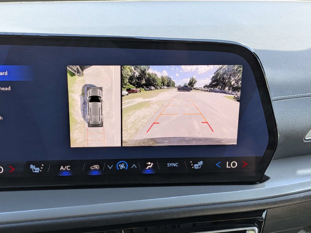 Used 2026 Chevrolet Traverse LT w/ Driver Confidence Package FWD image 32