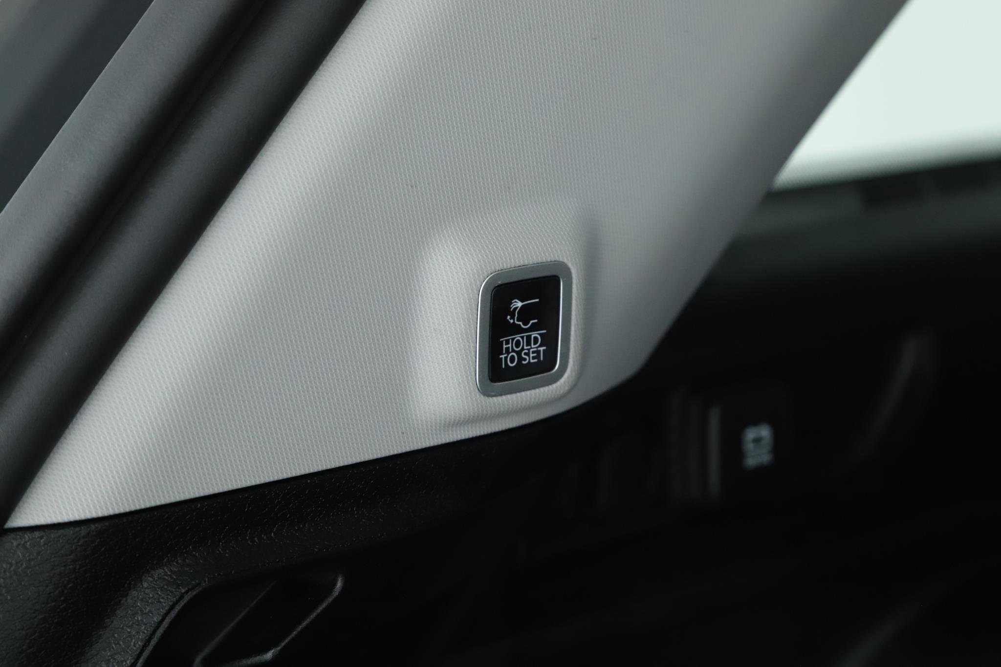 Used 2023 Jeep Grand Cherokee Limited image 17