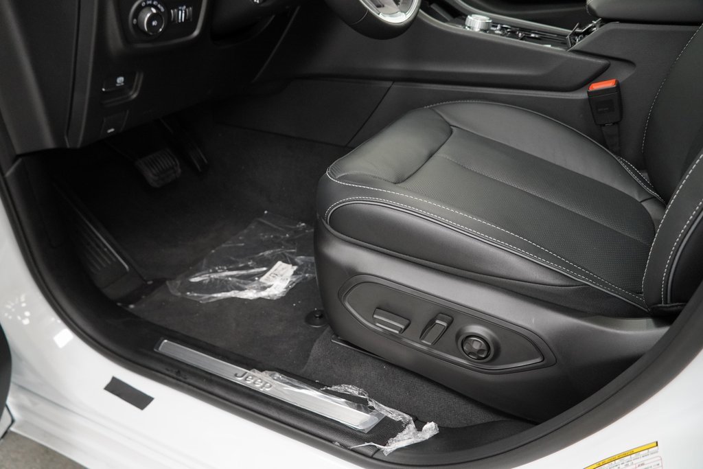 New 2025 Jeep Grand Cherokee Overland image 30