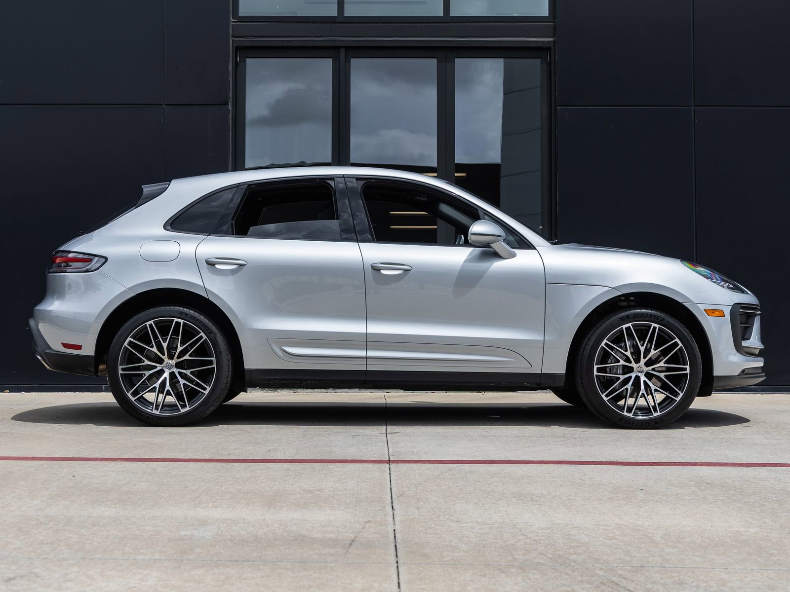 Certified 2025 Porsche Macan image 12