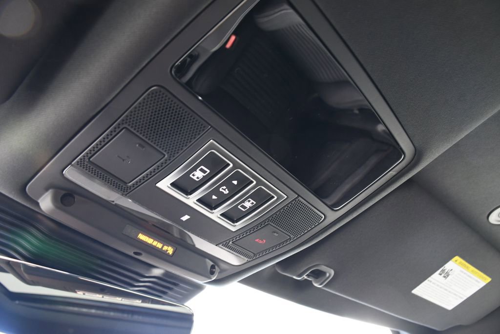 Used 2026 Land Rover Discovery Limited Edition AWD/4WD image 32