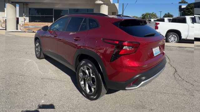 Used 2025 Chevrolet Trax LT w/ LT Convenience Package image 8