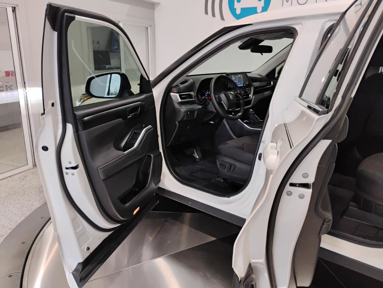 Used 2021 Toyota Highlander L image 6