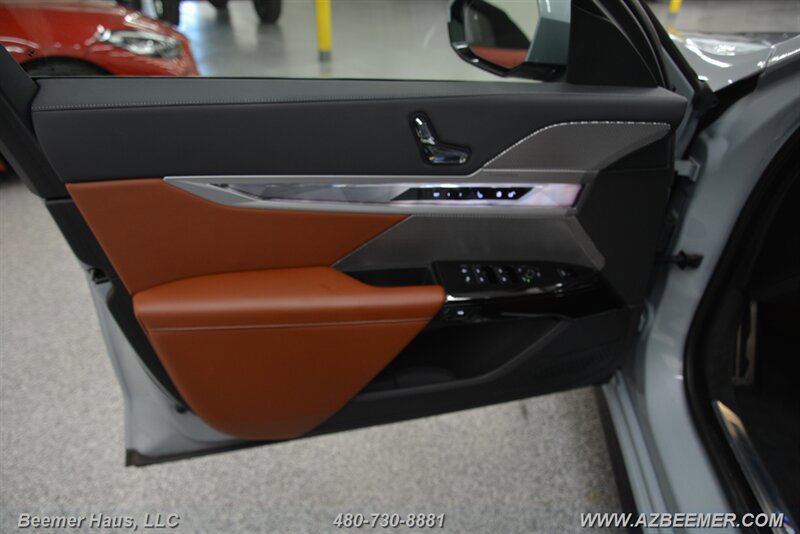 Used 2023 BMW 760i xDrive w/ Parking Assistance Package image 37