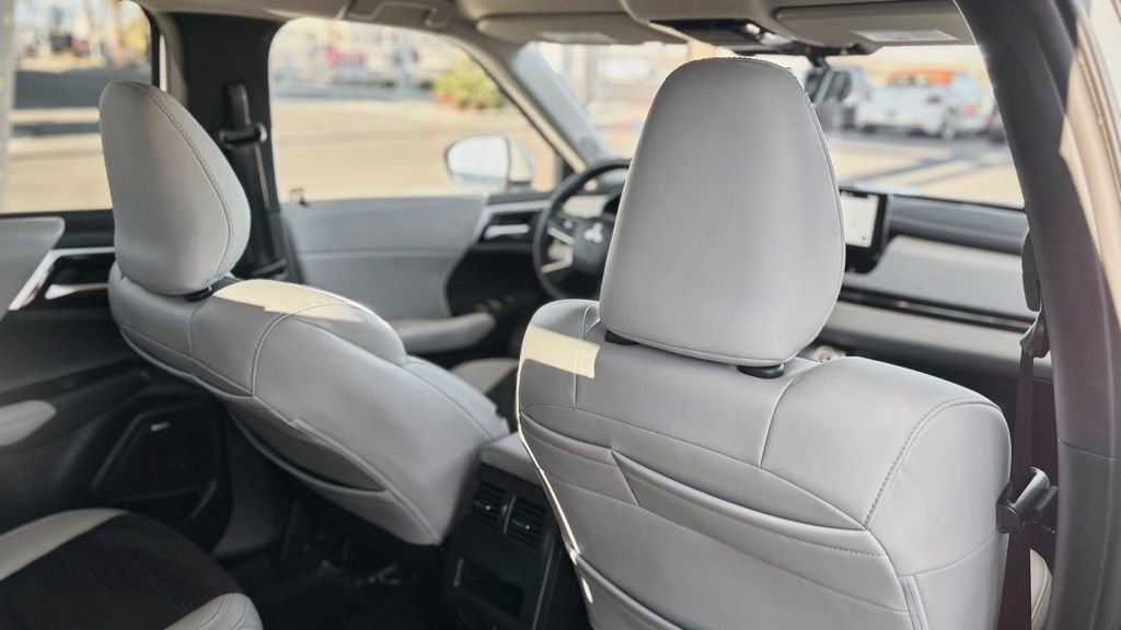 Used 2025 Mitsubishi Outlander SE FWD image 41