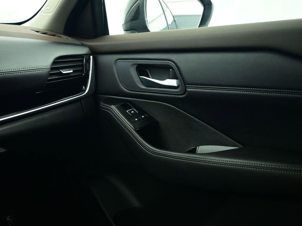 Used 2023 Nissan Rogue SL w/ SL Premium Package image 13