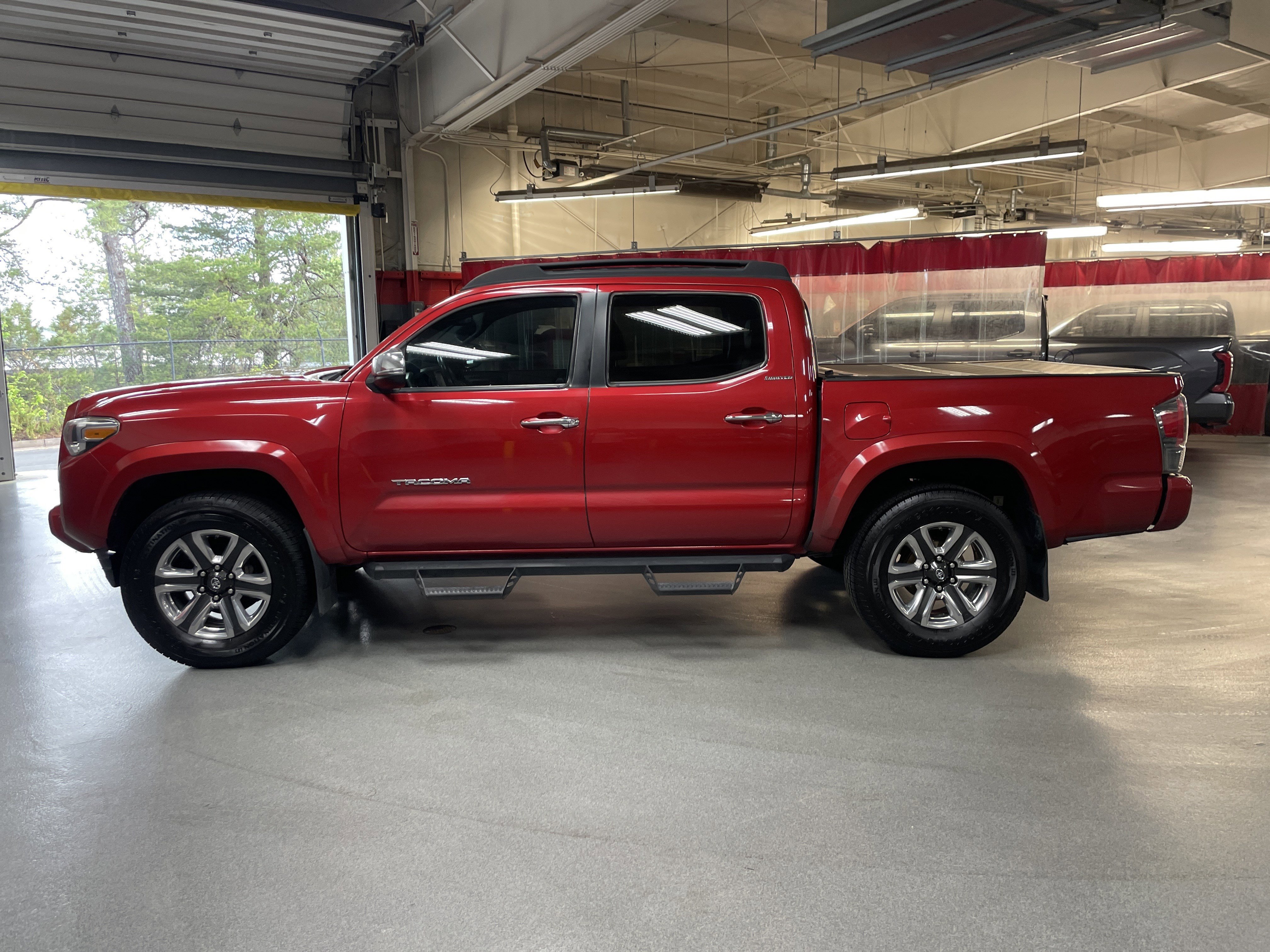 Used 2017 Toyota Tacoma Limited image 7